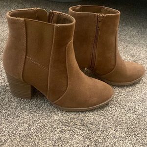 Universal thread (target) ankle boots, like new! Zip up, size 6